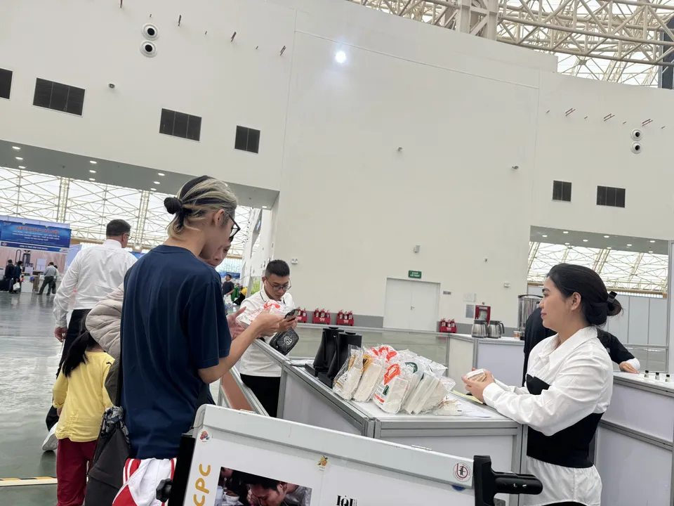 Nhân viên Sieuthicafe tận tâm giới thiệu sản phẩm, giải đáp thắc mắc của khách hàng